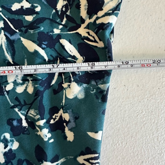 Women’s Garnet Hill M Swim Mock Neck Quarter Zip Teal and Blue Flower Rashguard - Picture 8 of 9